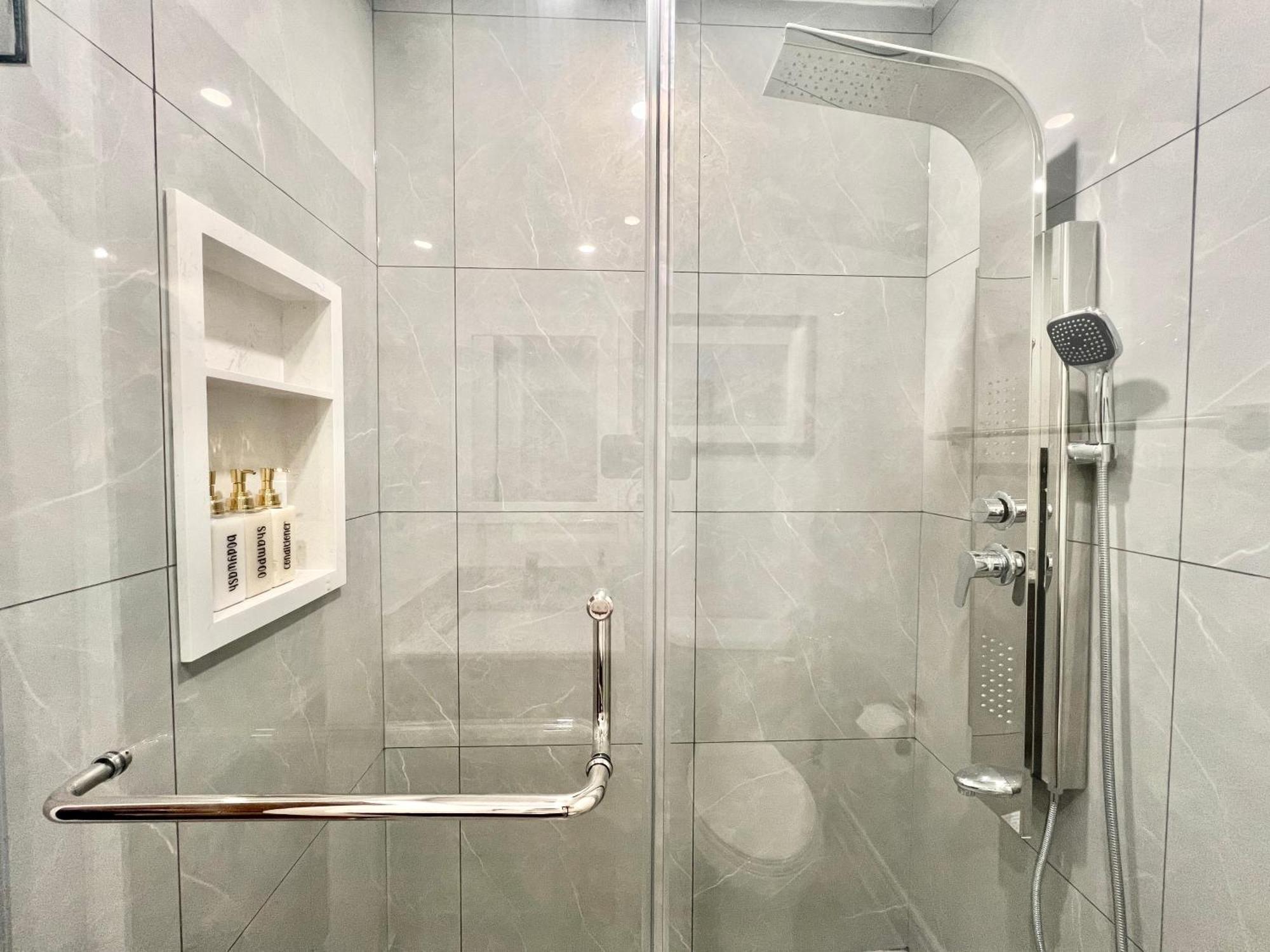 Upgraded Rooms With Bath 7-Min To Subway Near Downsview Rogers Stadium โตรอนโต ภายนอก รูปภาพ